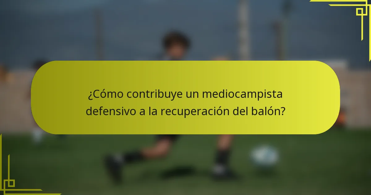 ¿Cómo contribuye un mediocampista defensivo a la recuperación del balón?