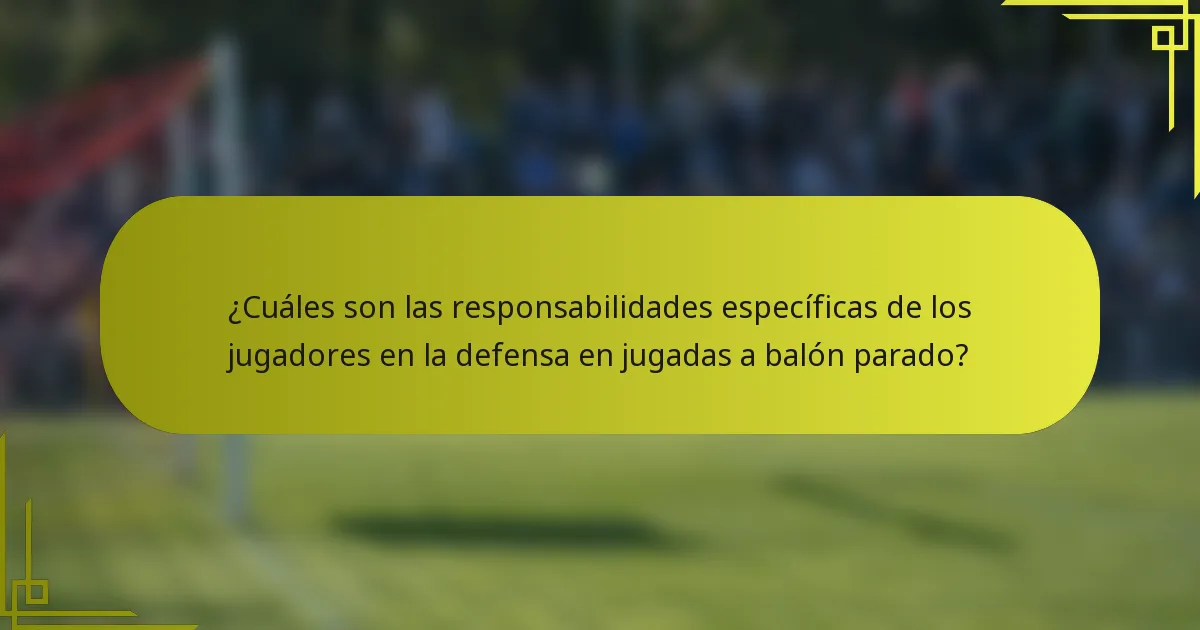¿Cuáles son las responsabilidades específicas de los jugadores en la defensa en jugadas a balón parado?