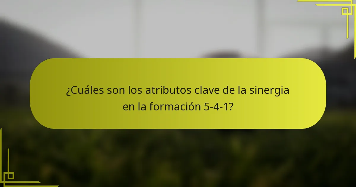 ¿Cuáles son los atributos clave de la sinergia en la formación 5-4-1?