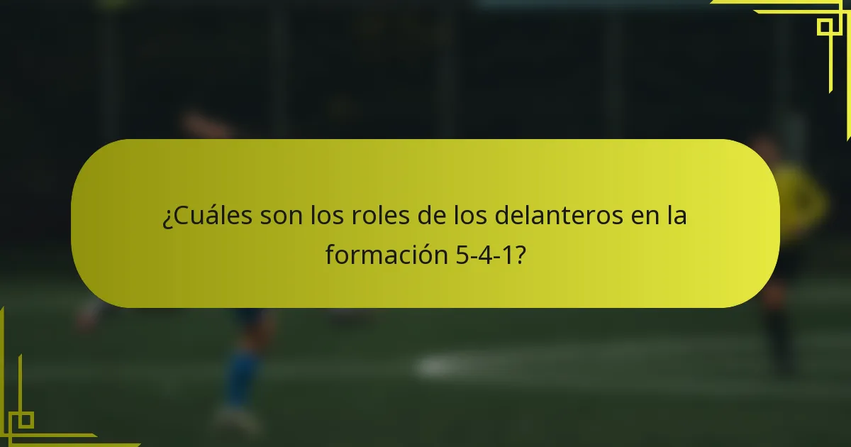 ¿Cuáles son los roles de los delanteros en la formación 5-4-1?